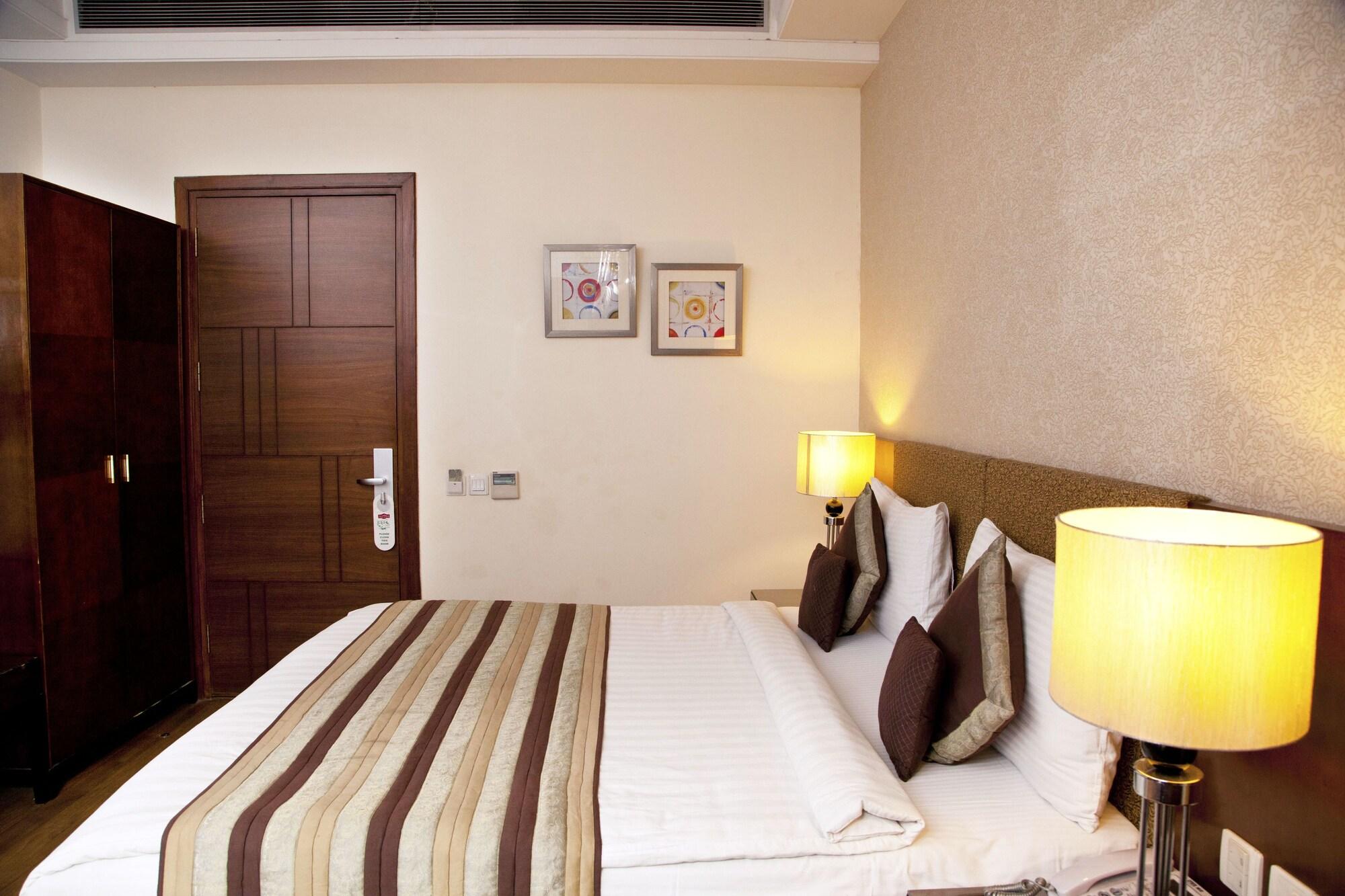 Alpina Hotels & Suites New Delhi Buitenkant foto