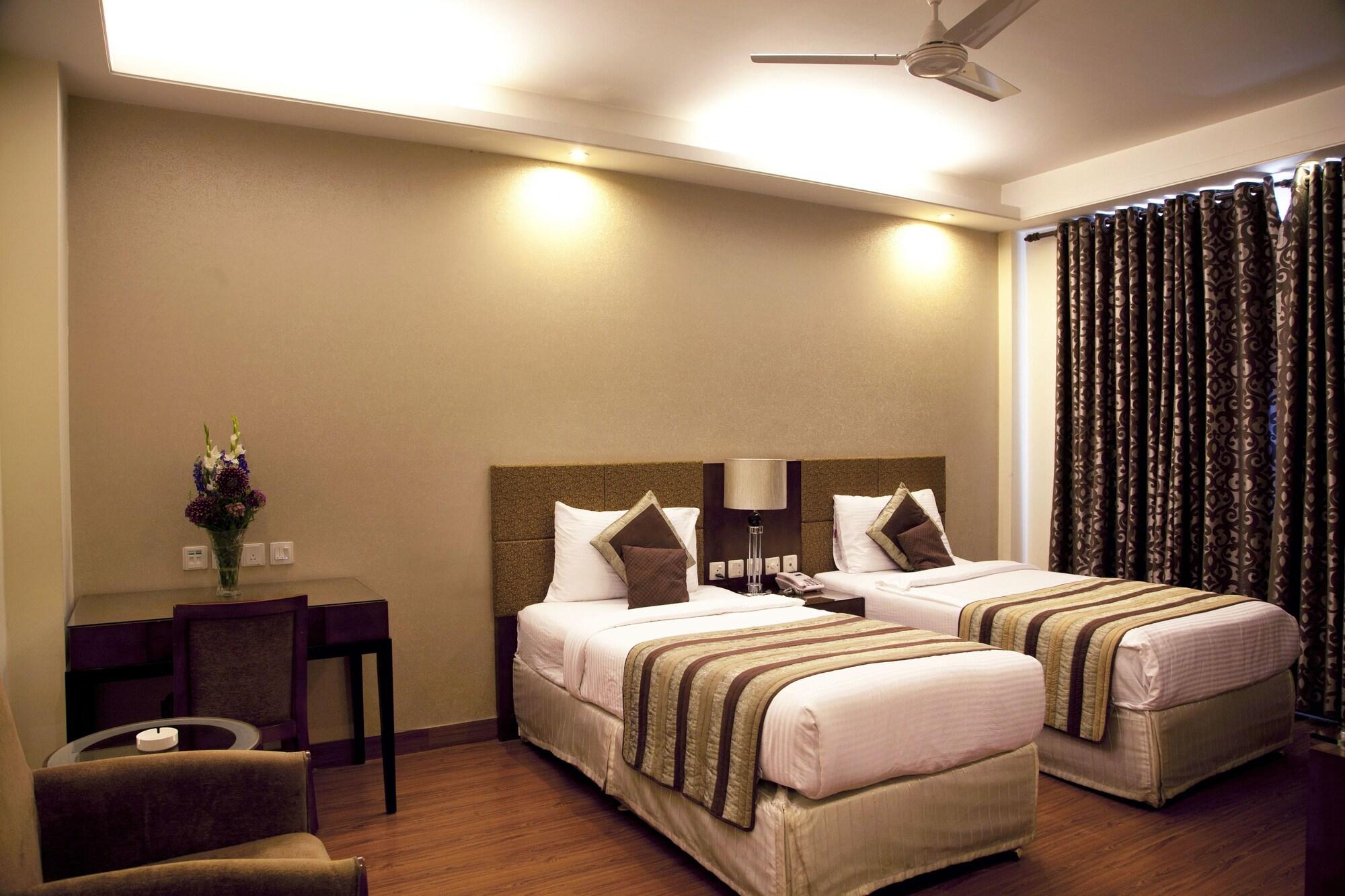 Alpina Hotels & Suites New Delhi Buitenkant foto