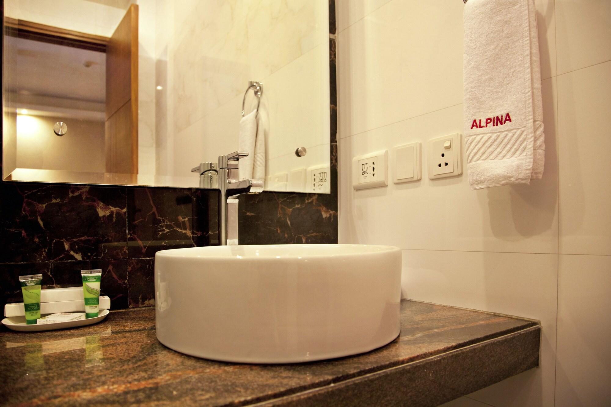 Alpina Hotels & Suites New Delhi Buitenkant foto