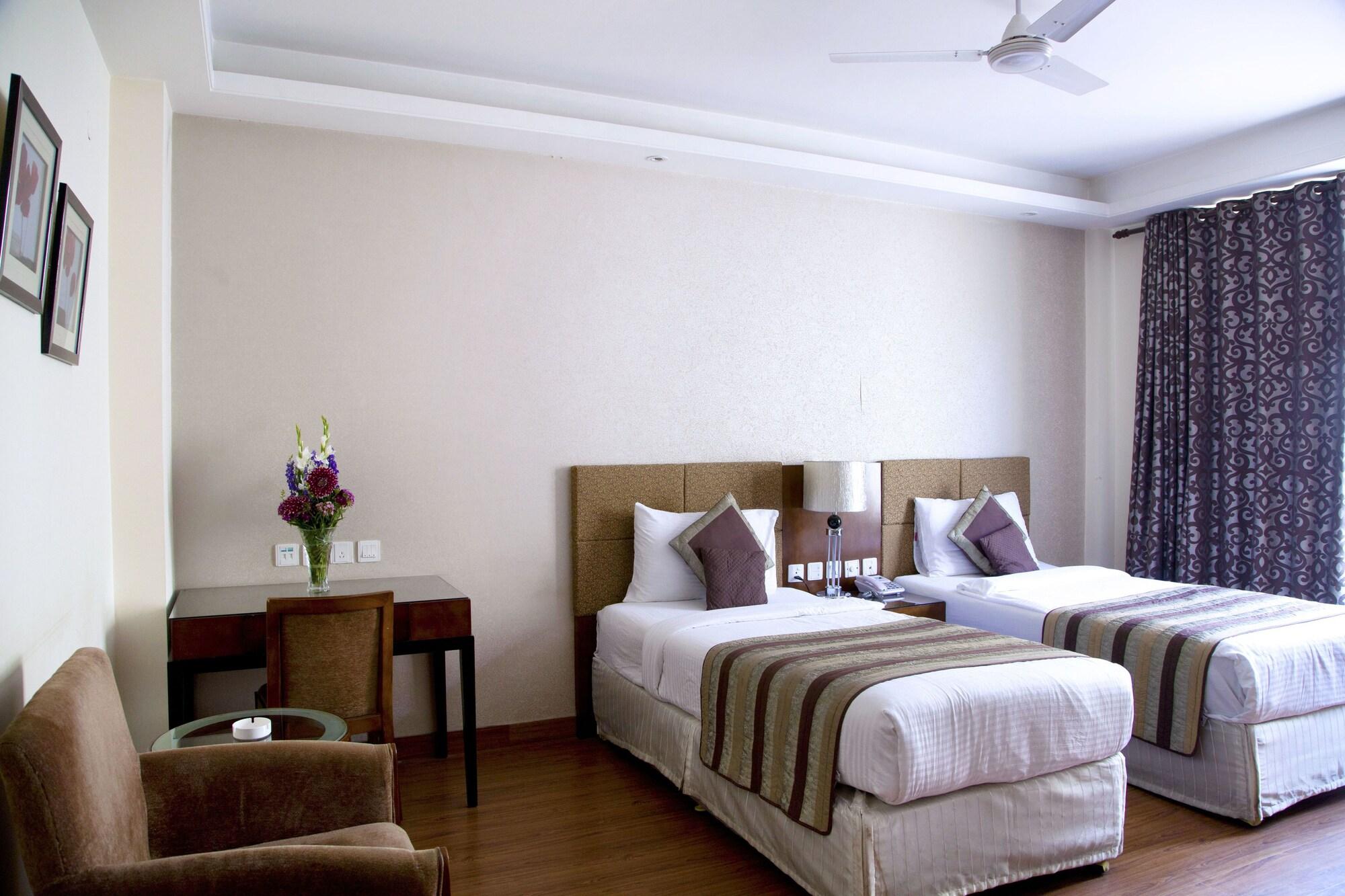 Alpina Hotels & Suites New Delhi Buitenkant foto