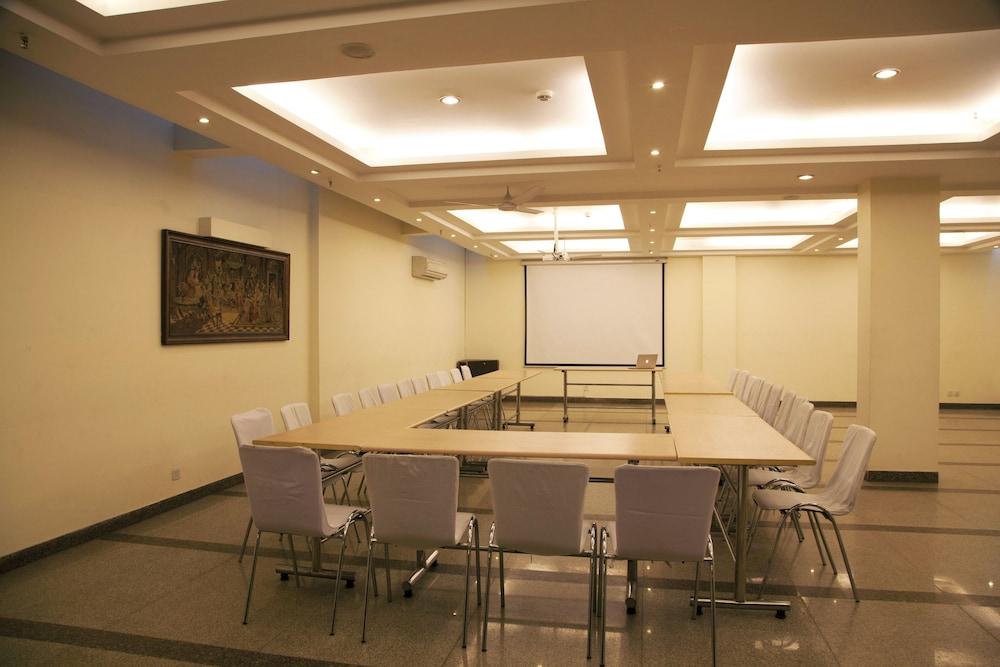 Alpina Hotels & Suites New Delhi Buitenkant foto