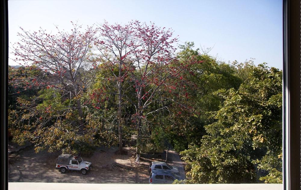 Alpina Hotels & Suites New Delhi Buitenkant foto