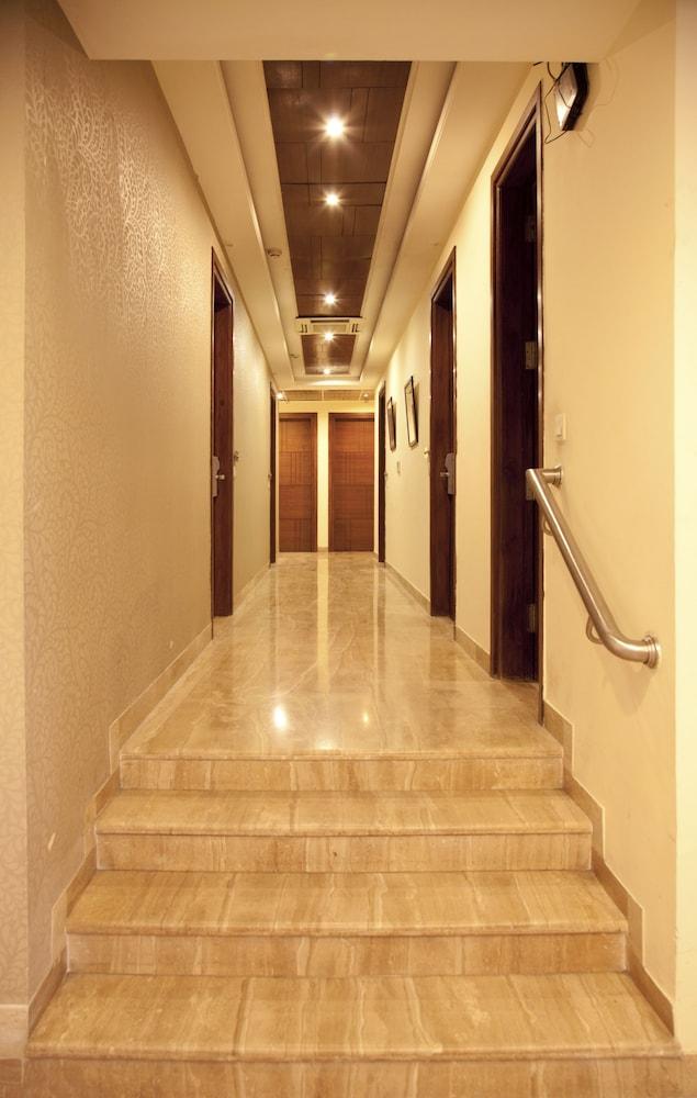 Alpina Hotels & Suites New Delhi Buitenkant foto