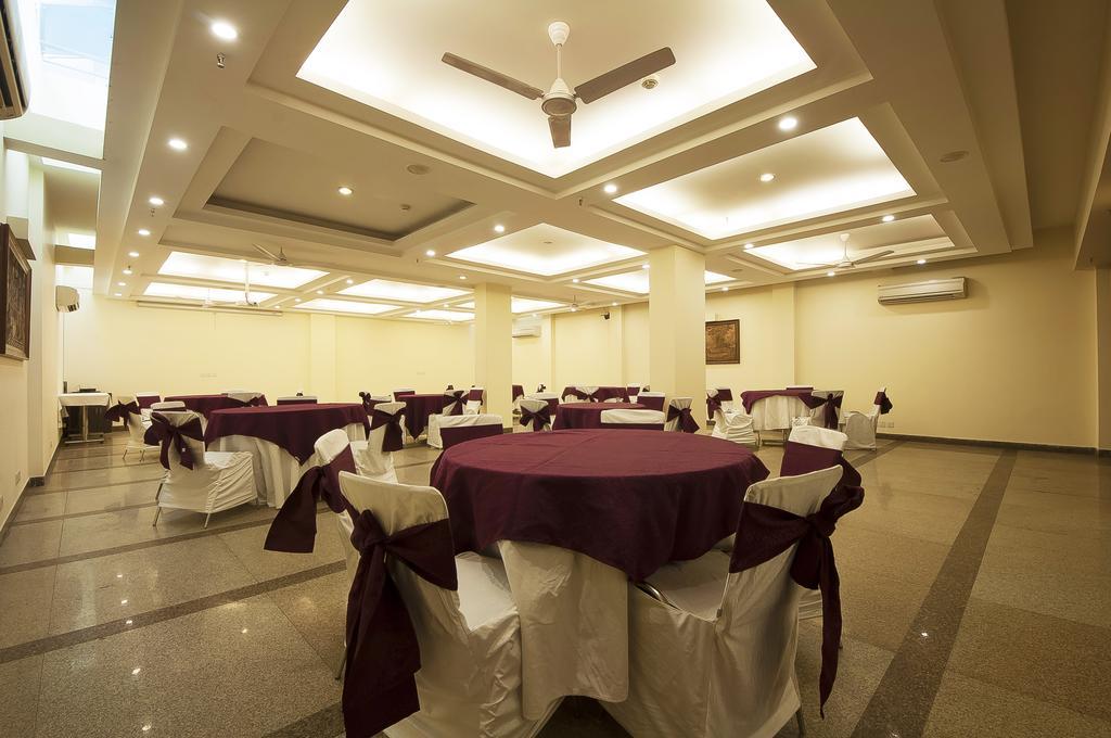 Alpina Hotels & Suites New Delhi Buitenkant foto