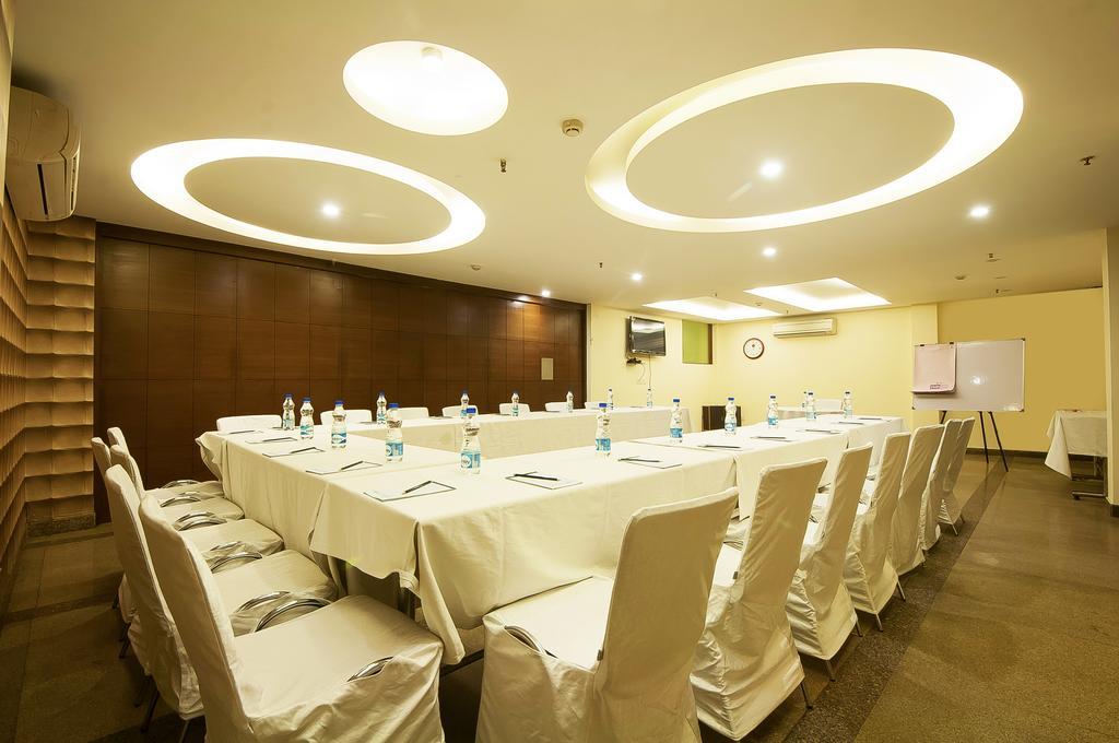 Alpina Hotels & Suites New Delhi Buitenkant foto