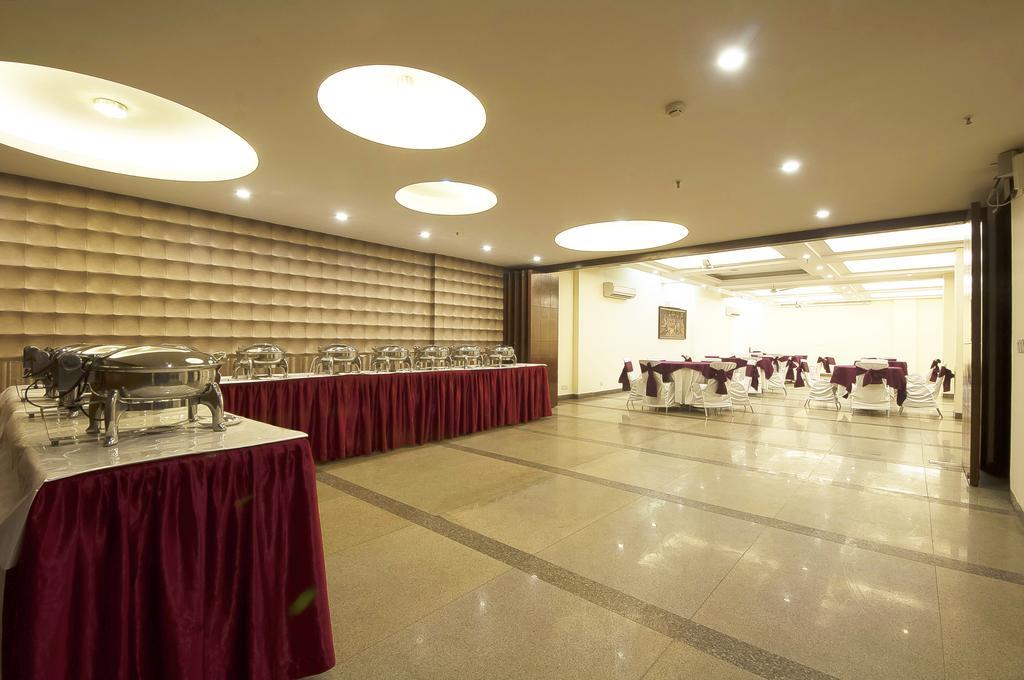 Alpina Hotels & Suites New Delhi Buitenkant foto