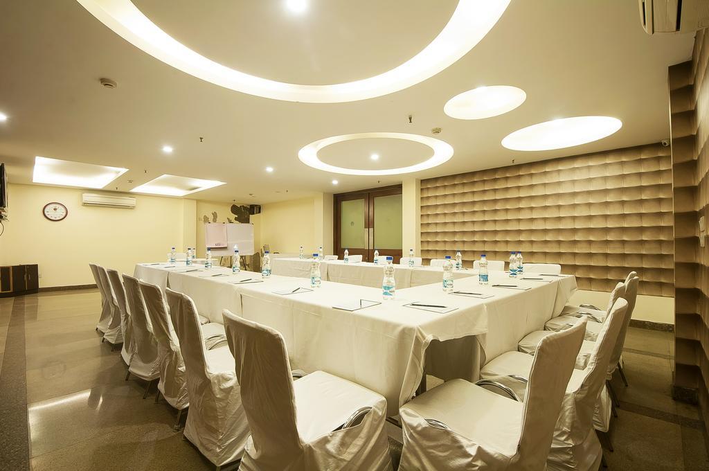 Alpina Hotels & Suites New Delhi Buitenkant foto