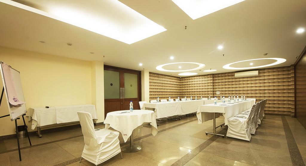 Alpina Hotels & Suites New Delhi Buitenkant foto