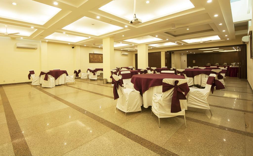 Alpina Hotels & Suites New Delhi Buitenkant foto