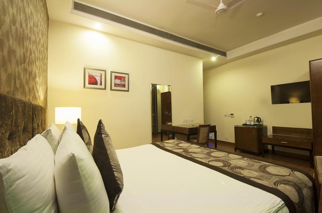 Alpina Hotels & Suites New Delhi Buitenkant foto
