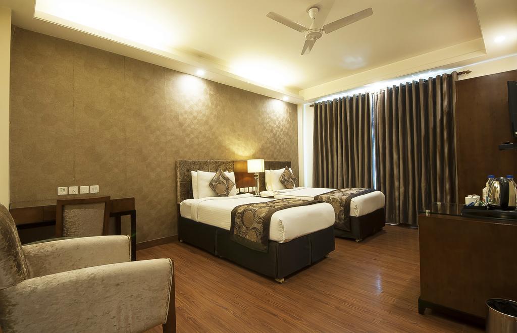 Alpina Hotels & Suites New Delhi Buitenkant foto
