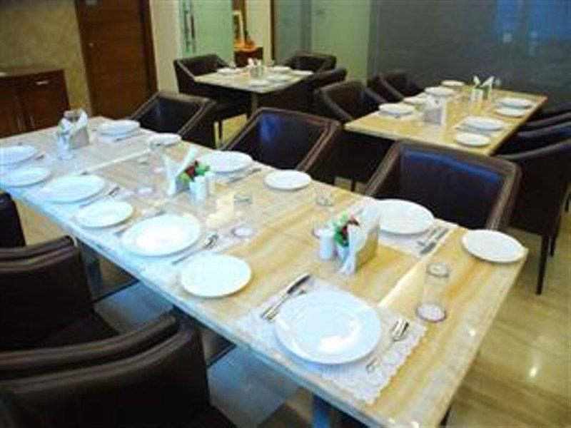 Alpina Hotels & Suites New Delhi Buitenkant foto