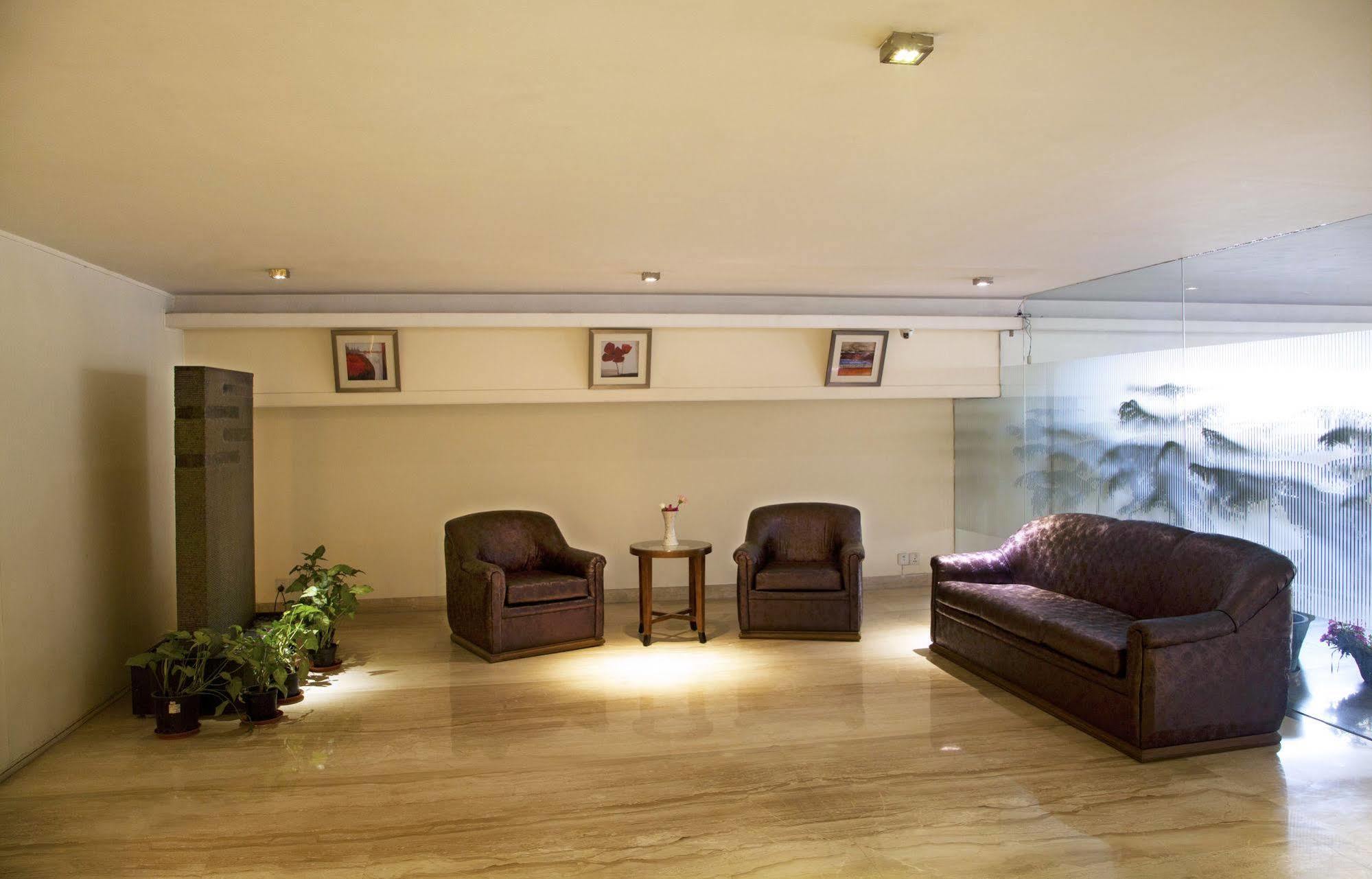 Alpina Hotels & Suites New Delhi Buitenkant foto