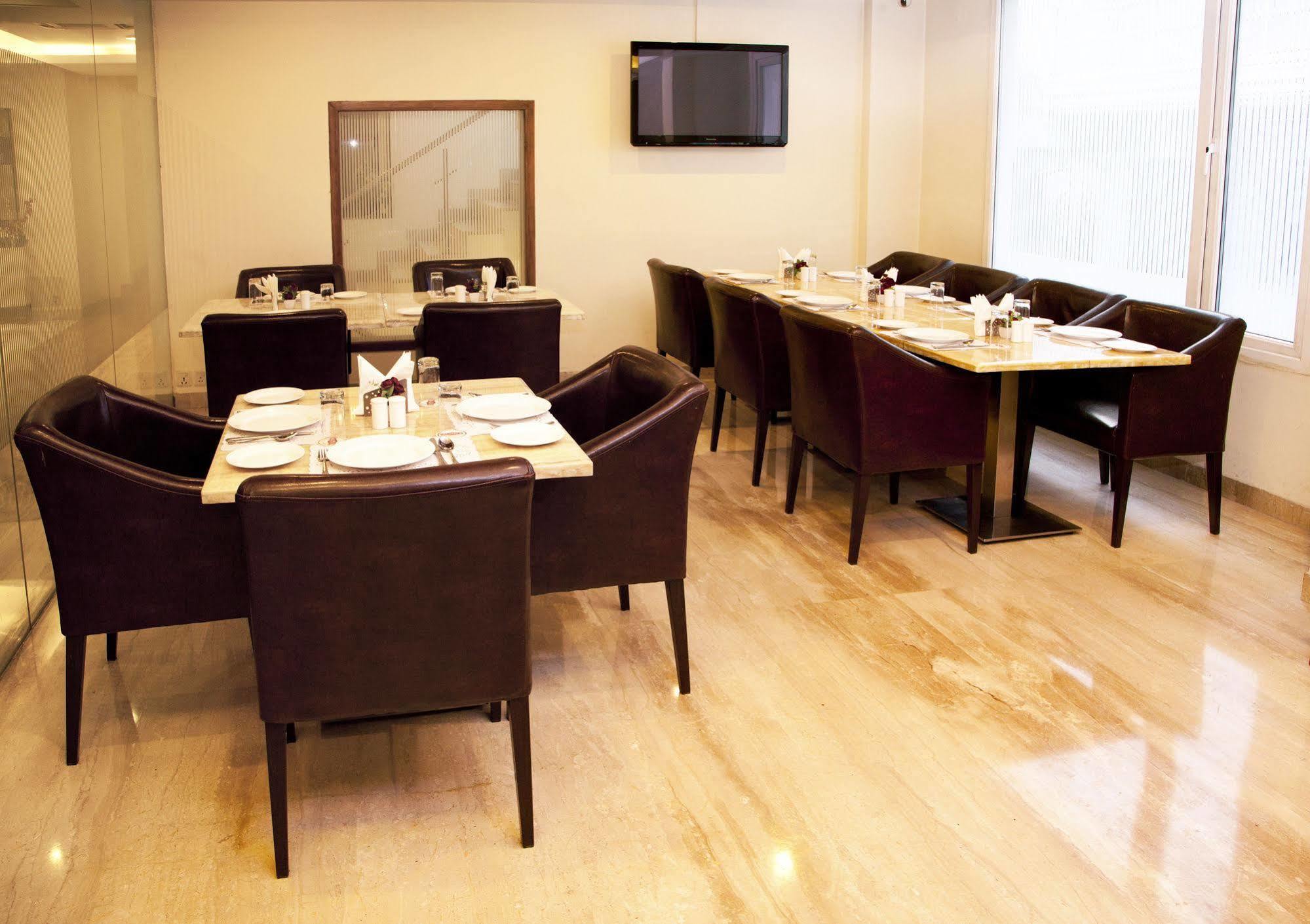 Alpina Hotels & Suites New Delhi Buitenkant foto