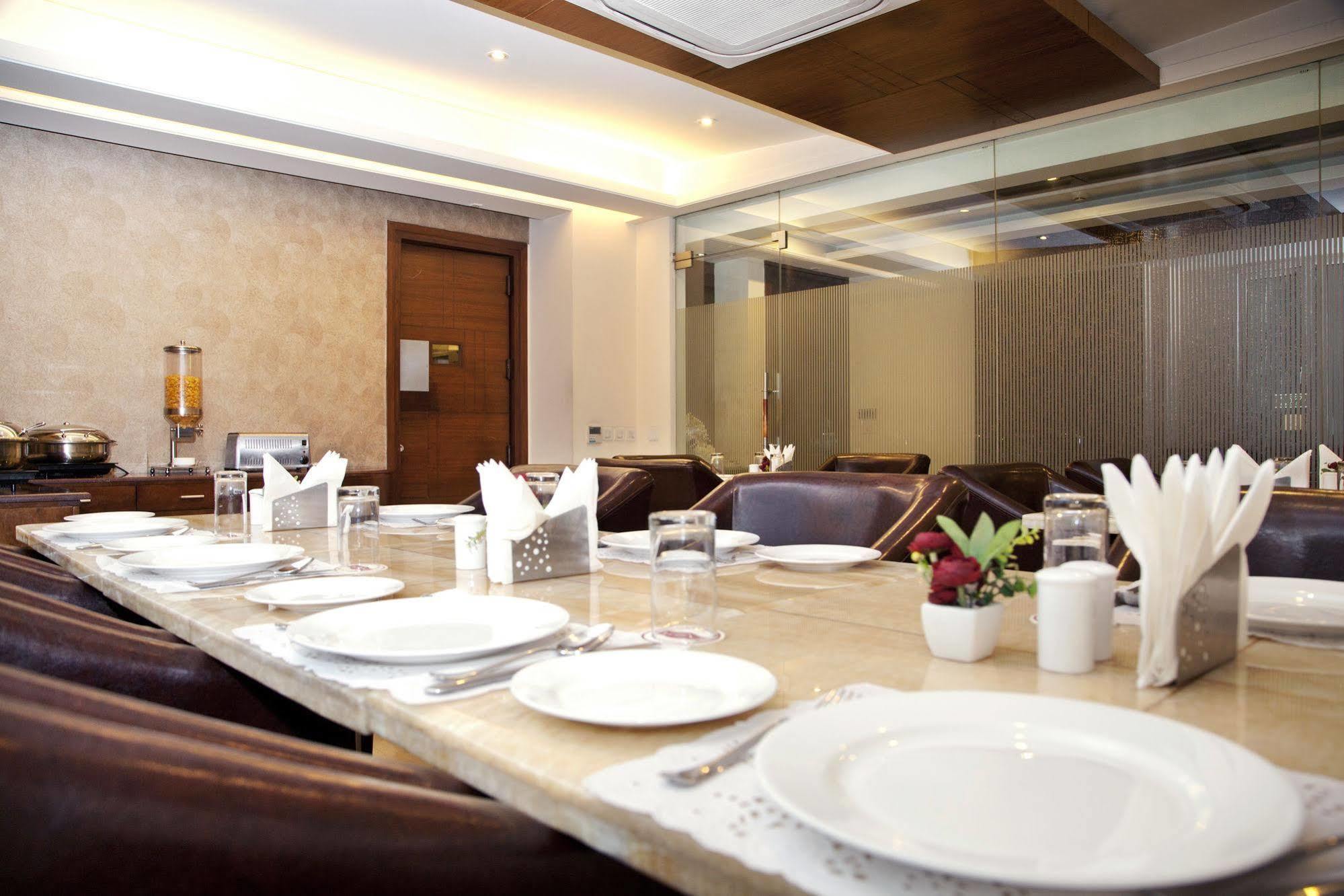 Alpina Hotels & Suites New Delhi Buitenkant foto