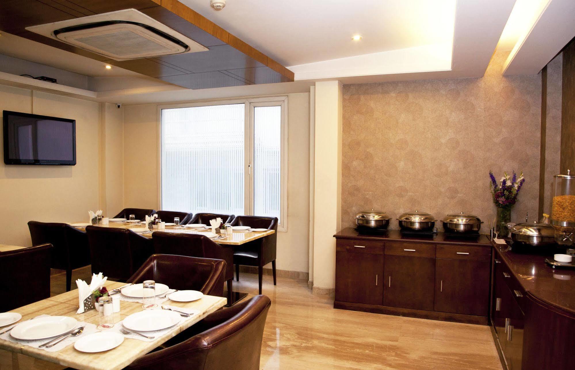 Alpina Hotels & Suites New Delhi Buitenkant foto