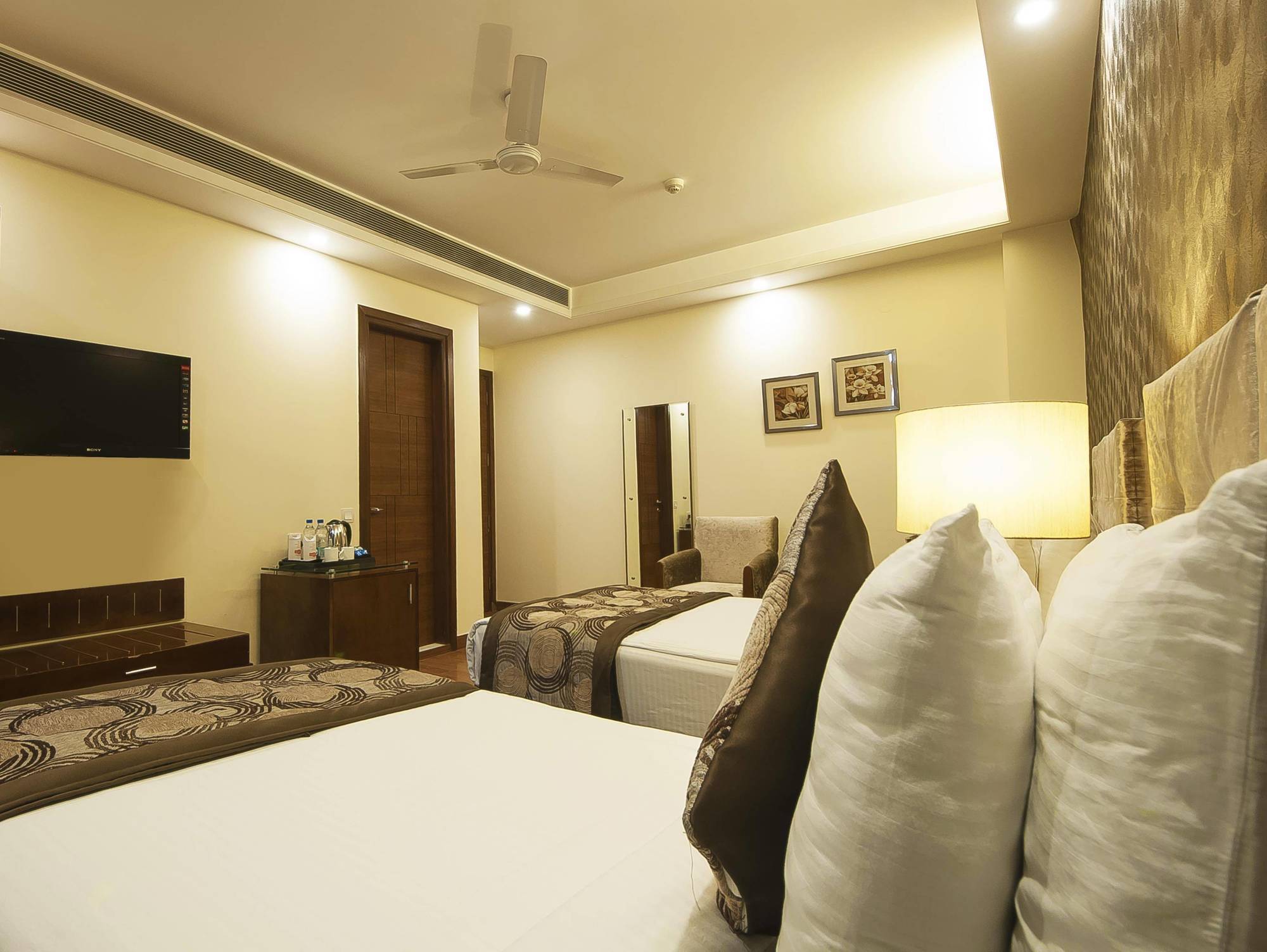 Alpina Hotels & Suites New Delhi Buitenkant foto