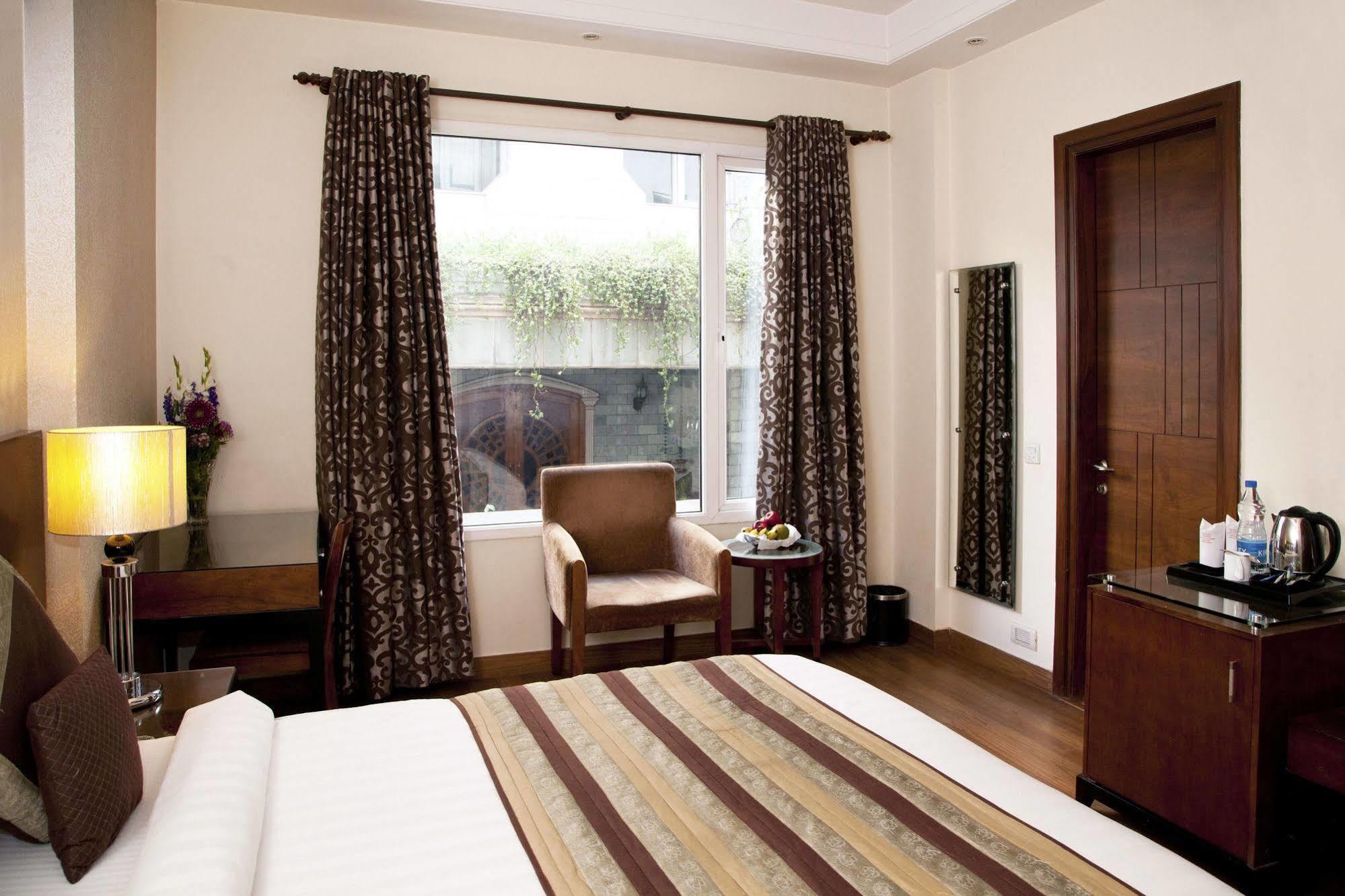 Alpina Hotels & Suites New Delhi Buitenkant foto