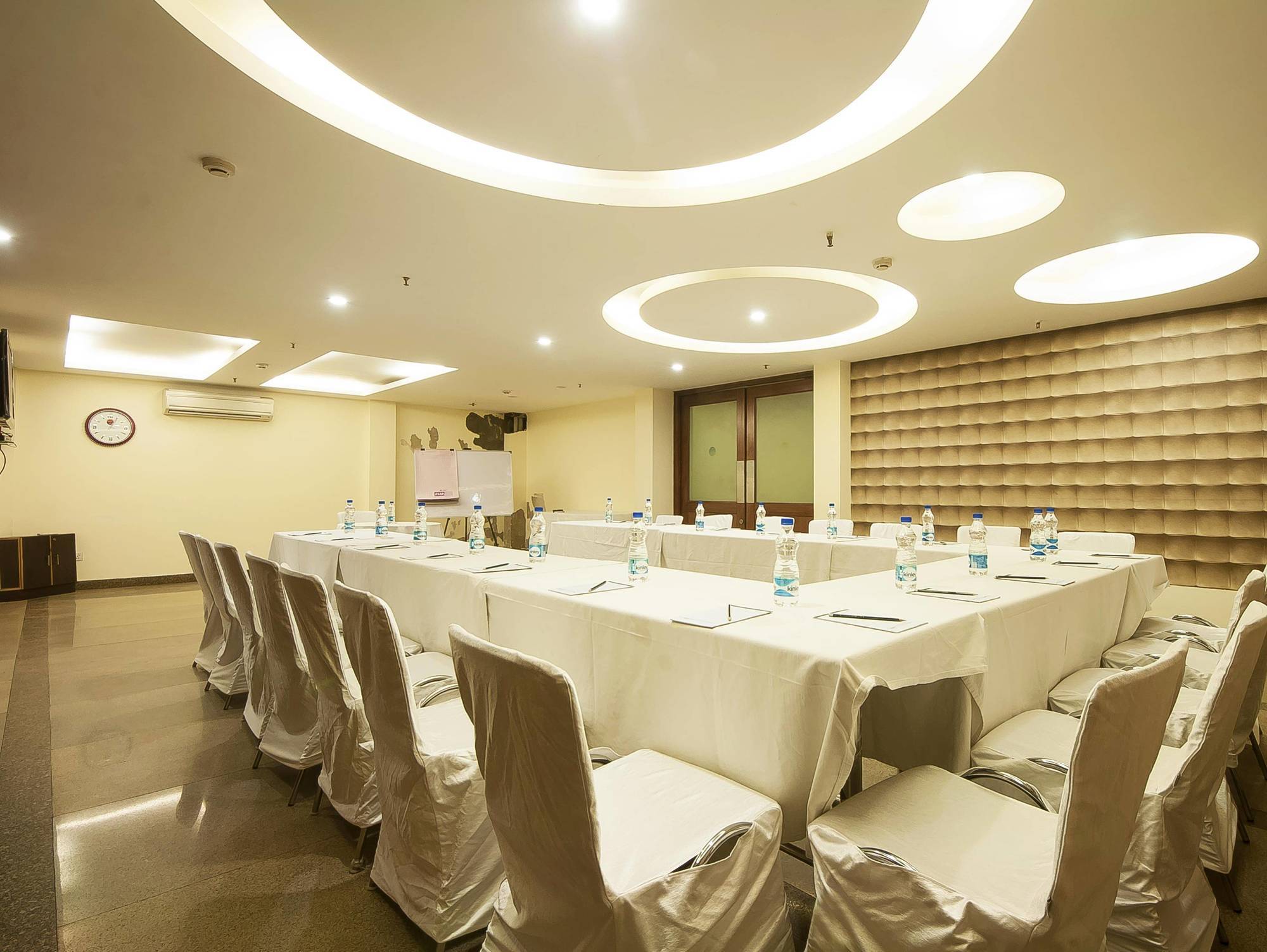 Alpina Hotels & Suites New Delhi Buitenkant foto