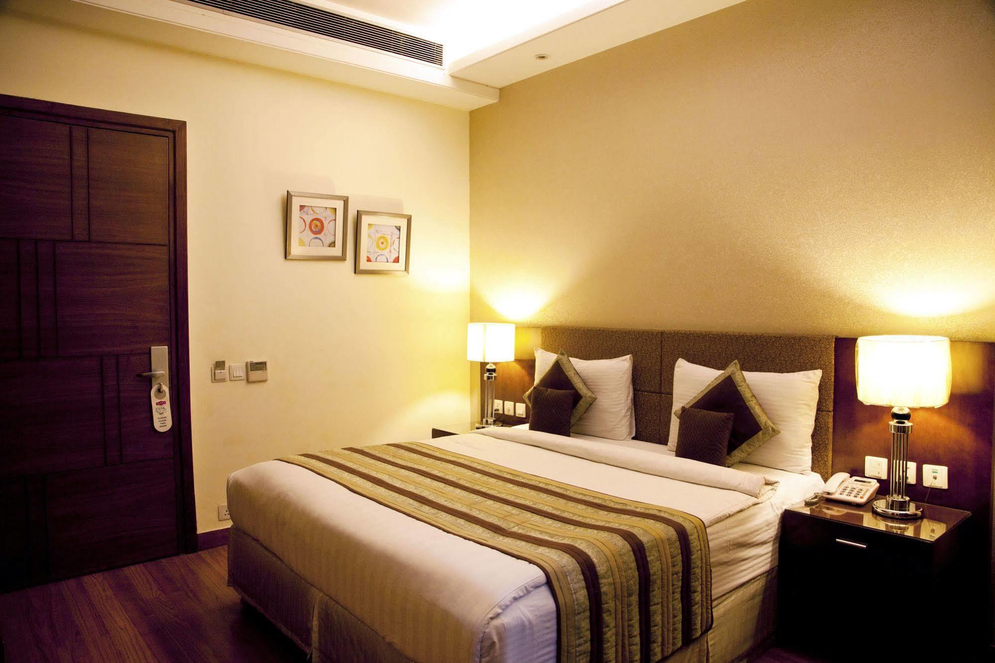 Alpina Hotels & Suites New Delhi Buitenkant foto