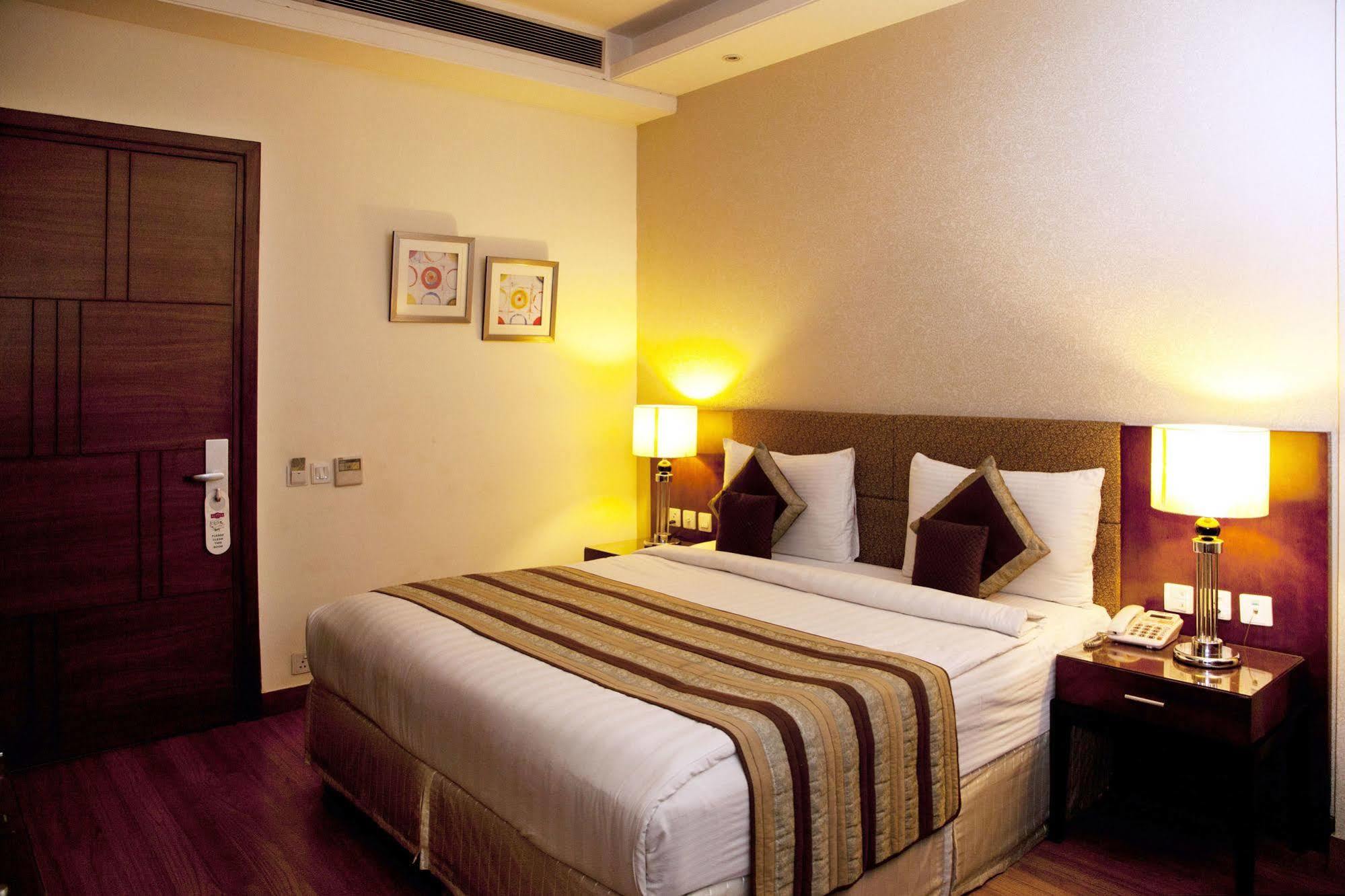 Alpina Hotels & Suites New Delhi Buitenkant foto