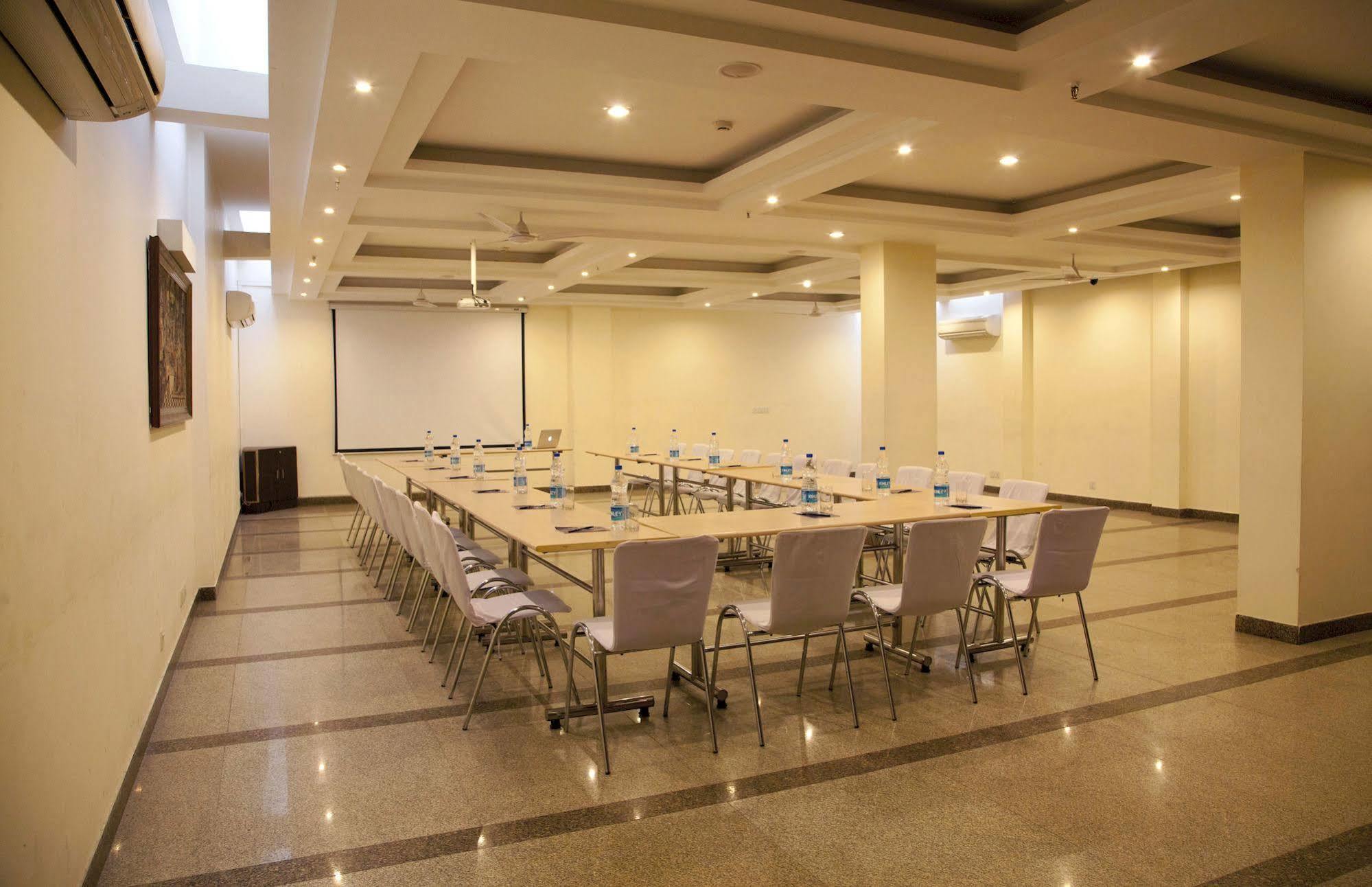 Alpina Hotels & Suites New Delhi Buitenkant foto